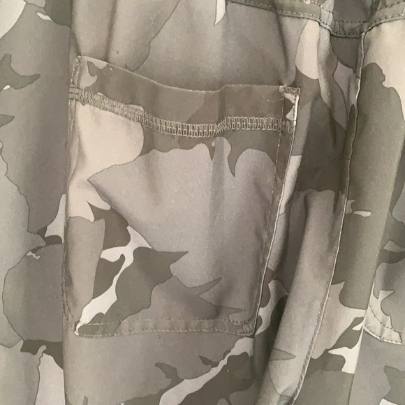 lightweight camo joggers w/ front & back pockets: flattering fit - Picture 12 of 12
